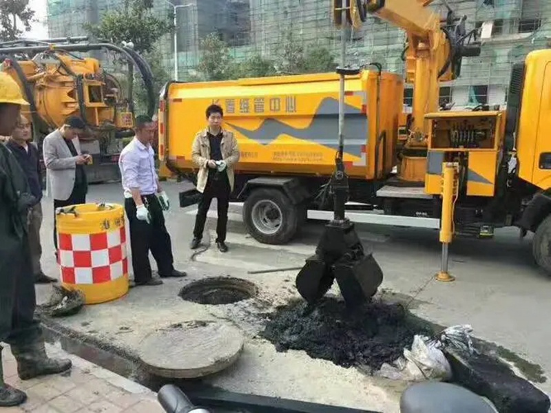 娄底街道：网格员化身“清道夫”，为民解忧疏通“堵心”化粪池
