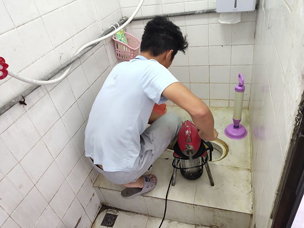娄底肥皂掉到马桶里把马桶堵住了怎么办？马桶堵住了怎么办