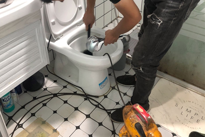 娄底马桶堵塞自己疏通还是找师傅？专业上门服务让你省时更省心