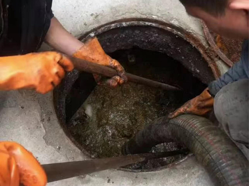 娄底清理化粪池时如何避免沼气的危害？